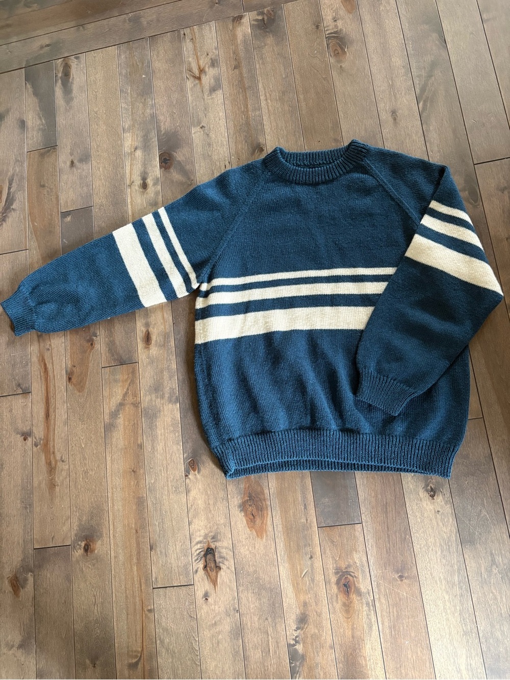 Menโs Handmade Genuine Wool Knit Sweater โ Navy/Cream โ Size M